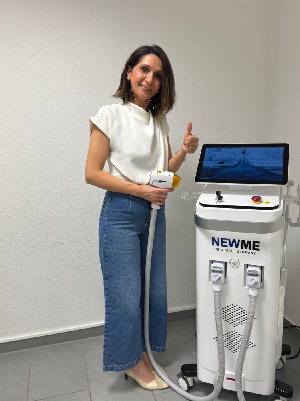 Derya Yücekaya mit dem Handstück des Focus Laser 4D in ihrem Studio.