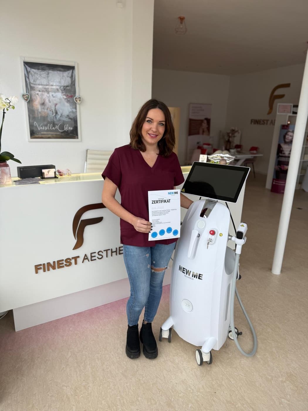 Diana mit Teilnahmezertifikat neben dem Focus Laser 4D.