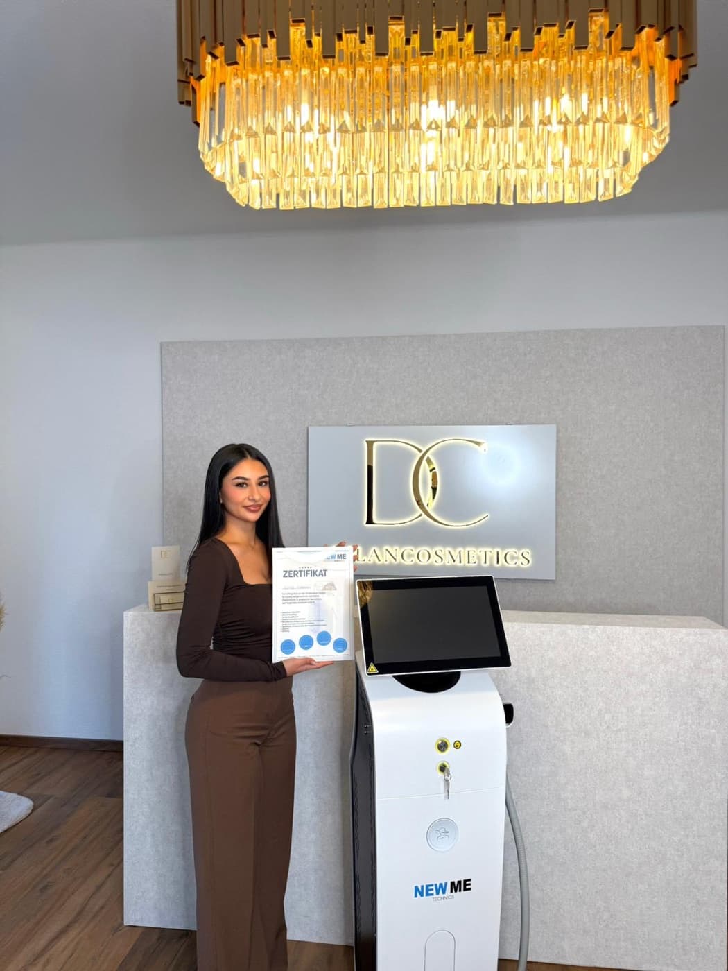 Studiobetreiberin neben dem Focus Laser 4D in ihrem Empfangsbereich.
