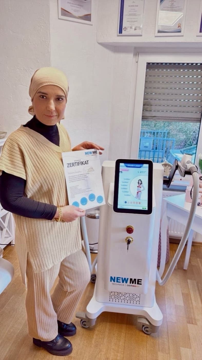 Neslihan Sengül mit Teilnahmezertifikat neben dem Focus Laser 4D.