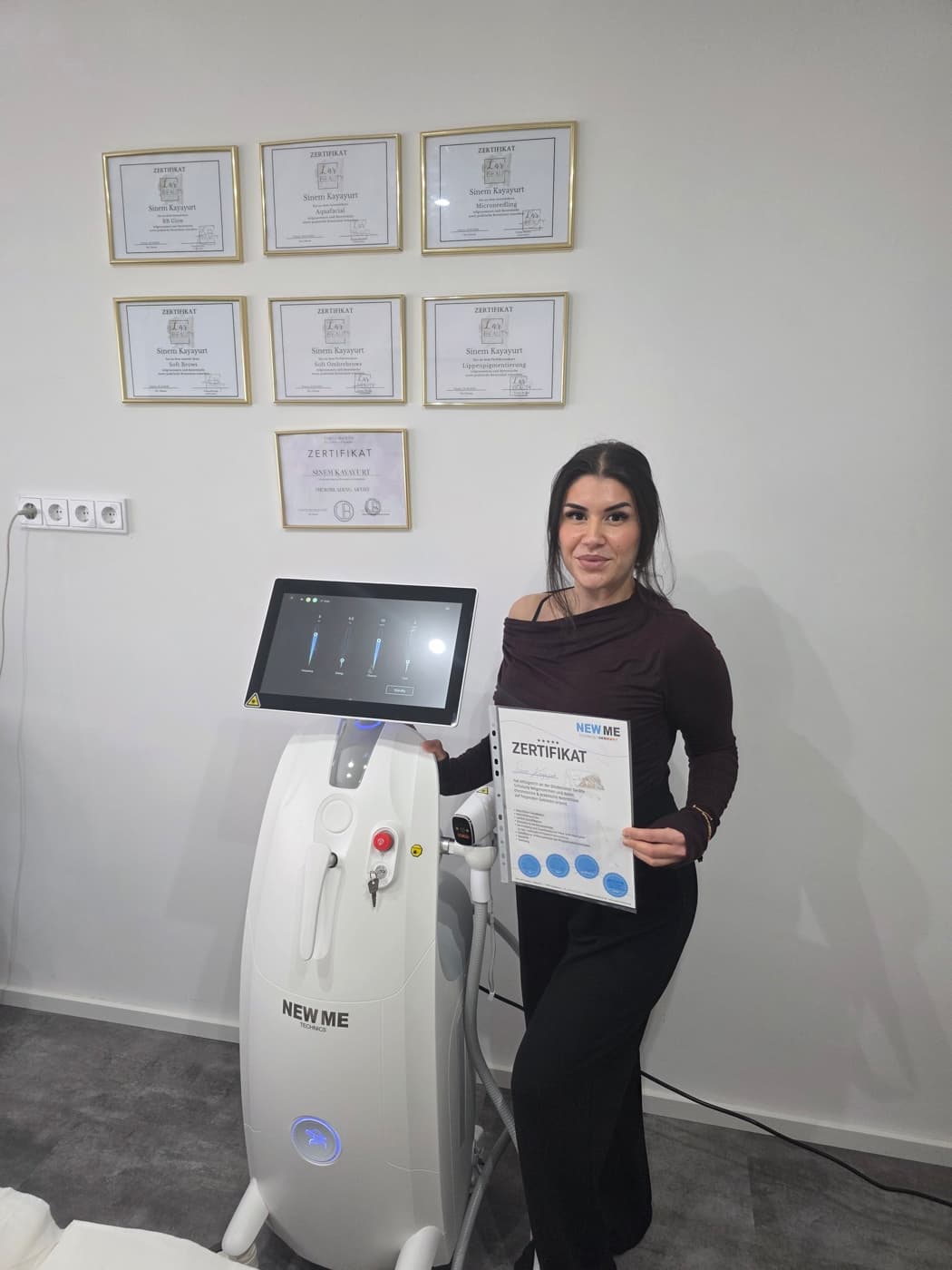 Sinem Kayayurt mit ihrem Teilnahmezertifikat neben dem Focus Laser 4D.